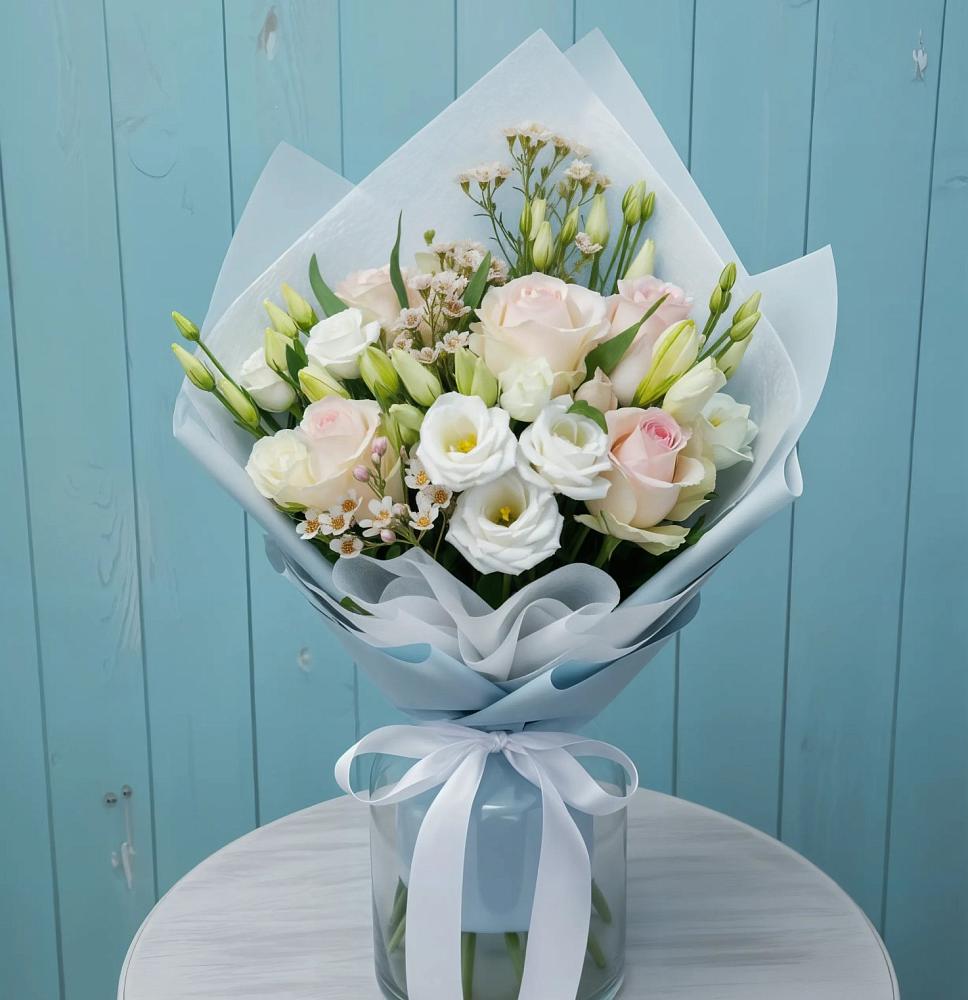 Букет цветов из: Розы и Лизиантусы в городе Мыски