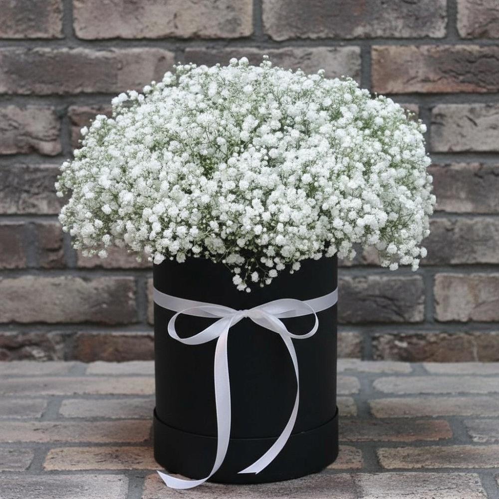 Цветочная композиция из Гипсофила в шляпной коробке в городе Мыски