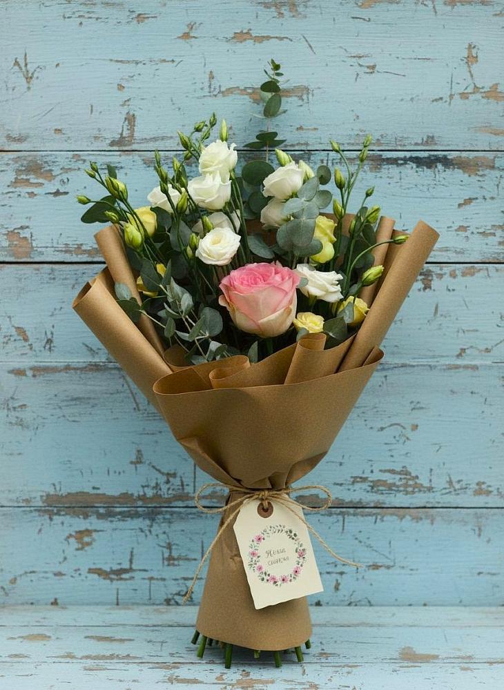 Букет цветов из: Розы и Лизиантусы в городе Мыски