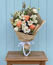 Букет цветов из:  Альстромерии, Лизиантусы, Розы и Хризантемы в городе Мыски