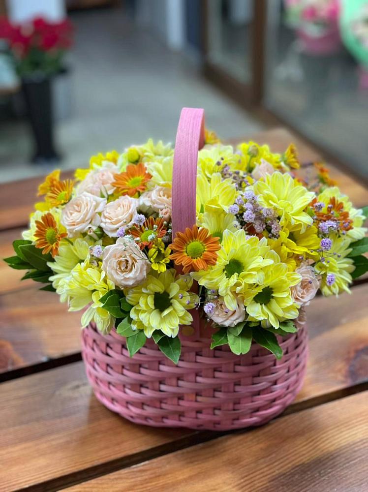 Цветочная композиция из Хризантемы и Розы в корзине в городе Мыски