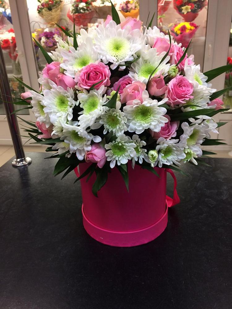 Цветочная композиция из Розы и Хризантемы в шляпной коробке в городе Мыски