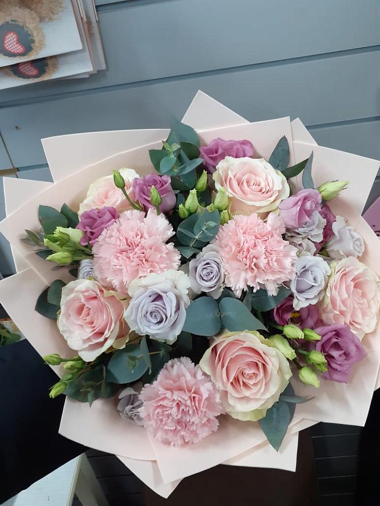 Букет цветов из: Розы, Гвоздики и Лизиантусы в городе Мыски