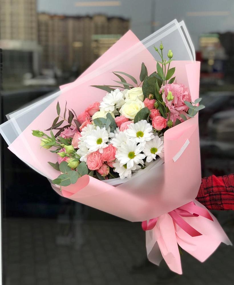 Букет нежный в городе Мыски Букет цветов из: Розы, Лизиантусы и Хризантемы в городе Мыски