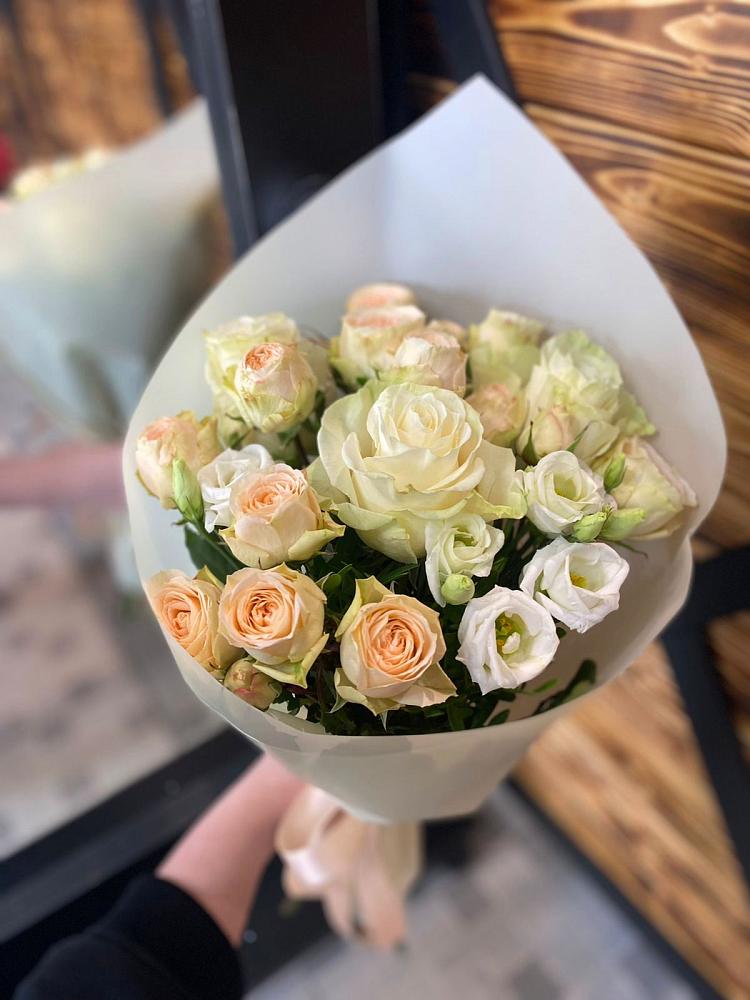 Букет цветов из: Розы и Лизиантусы в городе Мыски