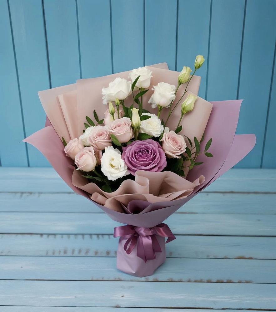 Букет цветов из: Розы и Лизиантусы в городе Мыски